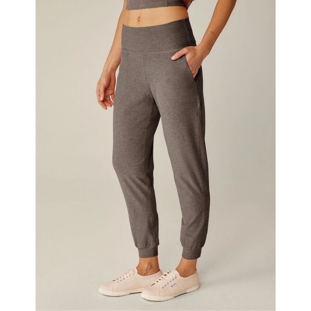 Beyond Yoga Spacedye Midi Jogger pants size medium gray